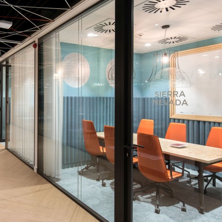 chaises LM 102 oranges installées dans une salle de conférence moderne