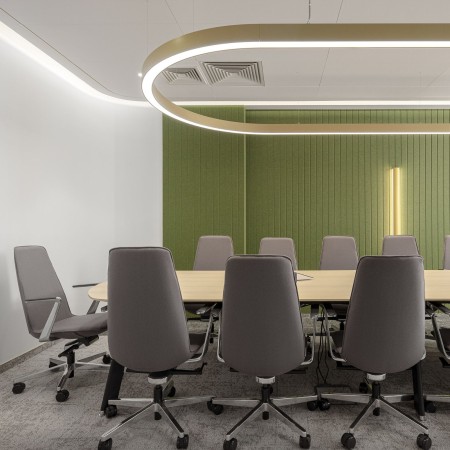 fauteuils de réunion gris autour d'une table ovale en bois LUMI sur roulettes