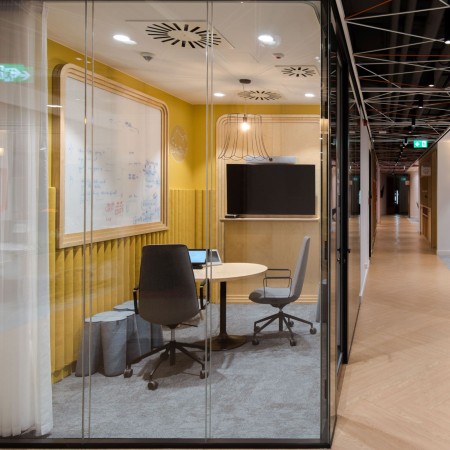 aménagement salle de réunion avec fauteuils confortables LUMI et mur acoustique