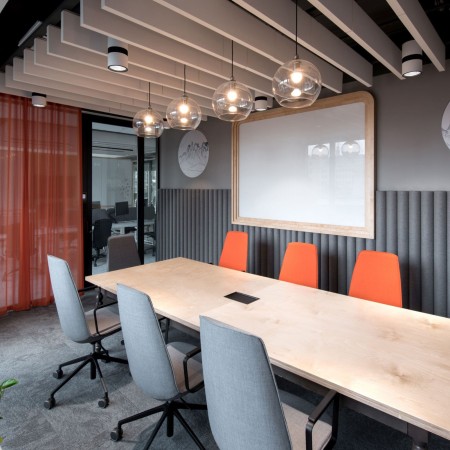 espace professionnel équipé de sièges pivotants bicolores LUMI avec accoudoirs en aluminium