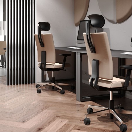 Fauteuil Mate MT 103 utilisé dans un environnement de travail collaboratif beige