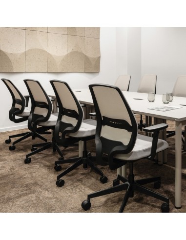 Salle de réunion avec chaises sur roulettes professionnelles et confortables MOMO 102 noir et beige