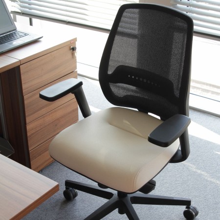 Fauteuil MOMO MO 102 dans un bureau moderne – ambiance professionnelle