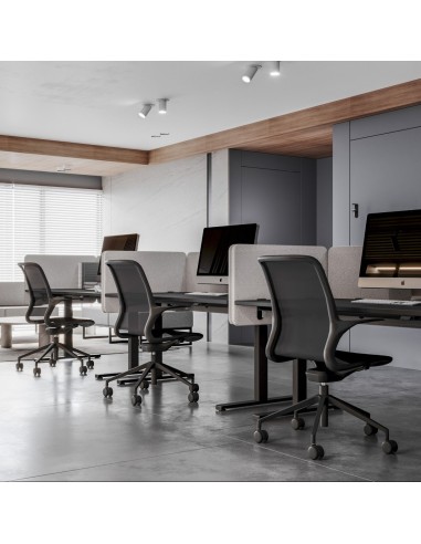 Ensemble de chaises Ovidio OV 1M2 autour d’un poste de travail partagé