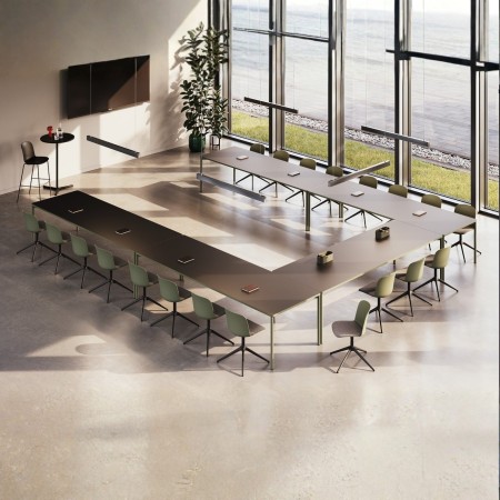 Chaise Relief avec assise tissu et pied étoile noir dans salle de réunion design – mobilier professionnel monbureau