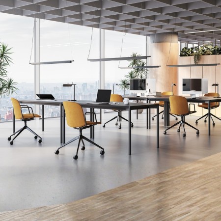 Chaises Relief avec assise tissu ocre et pied étoile à roulettes dans open space moderne – monbureau