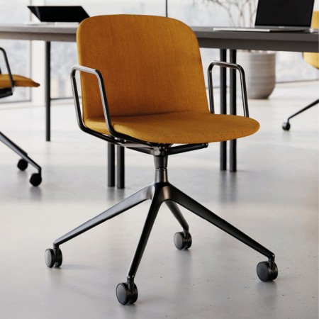 Chaise de bureau Relief pivotante avec assise tissu ocre et base étoile à roulettes - monbureau