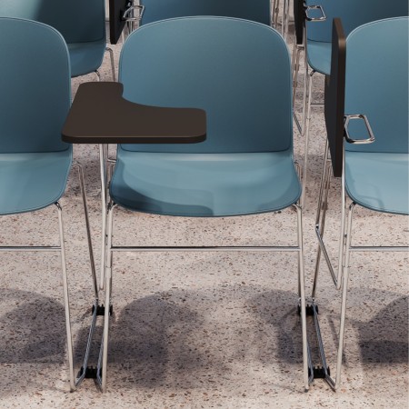 Chaise Relief bleue avec tablette écritoire et piètement luge chromé – mobilier de formation monbureau