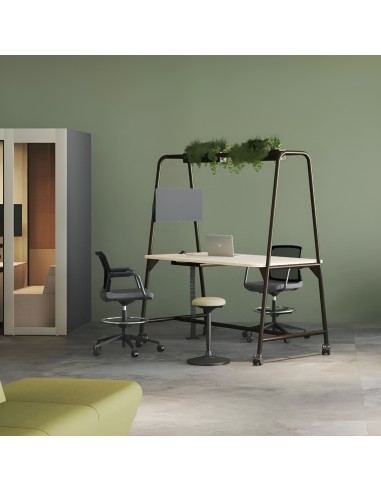 Salle de réunion avec table haute, écran et plantes suspendues ROUND multipurpose