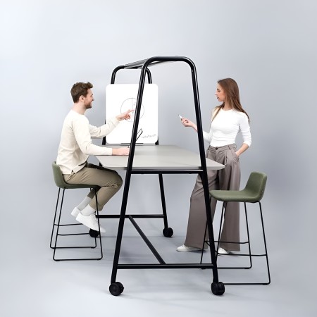 Réunion autour d'une table haute avec tableau blanc intégré - ROUND multipurpose