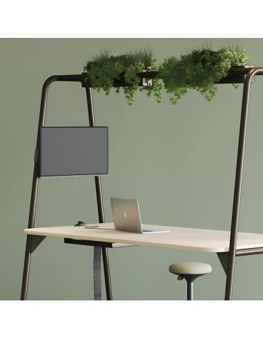 Espace de réunion avec table haute bois Round Multi et écran suspendu