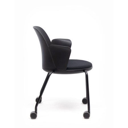 Vue de profile de la chaise Haali avec accoudoirs et roulettes pour salle de conférence