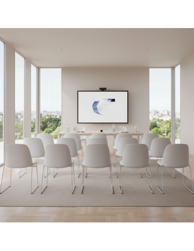 Salle de conférence lumineuse avec des chaises blanches Haali 270