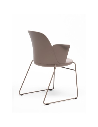 Chaise en plastique recyclé taupe avec accoudoirs intégrés – modèle Haali HL 270 P