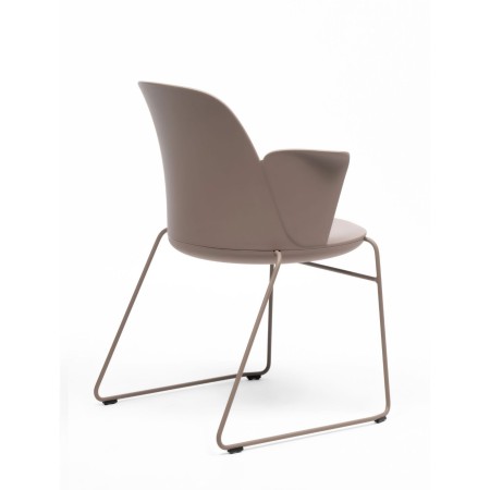 Chaise en plastique recyclé taupe avec accoudoirs intégrés – modèle Haali HL 270 P
