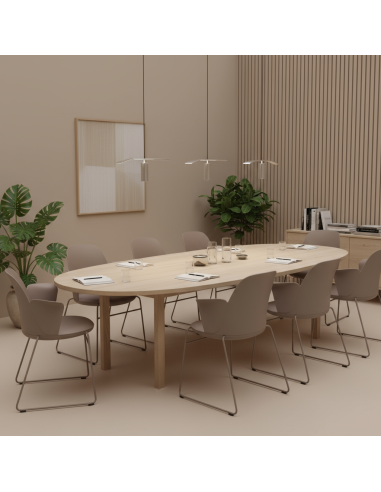 Salle de réunion chaleureuse avec table en bois et chaises Haali avec accoudoirs couleur taupe