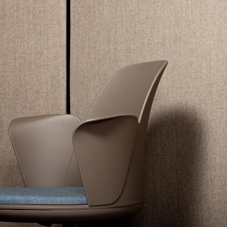 Chaise Haali couleur taupe avec coussin gris pour salle de conférence et bureau - accoudoirs et hauteur réglable