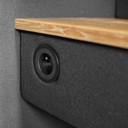 Vue détaillée de la tablette de travail et de la prise de courant dans la cabine Quadra. - Quadra