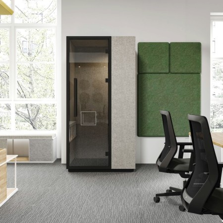 Vue latérale de la cabine acoustique Quadra au design minimaliste. - Quadra