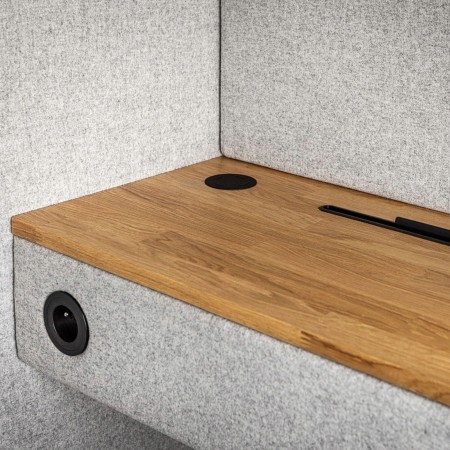 Cabine Quadra avec porte pleine et aménagement intérieur en bois clair. - Quadra