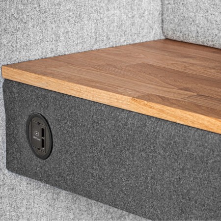 Tablette en bois intégrée à la cabine acoustique Quadra avec prise de courant. - Quadra