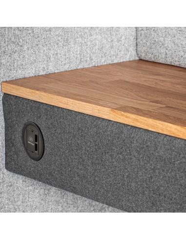 Détail du plan de travail en bois et des finitions textiles de la cabine Quadra. - Quadra