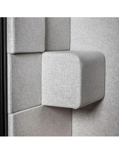 Panneaux acoustiques latéraux avec assise rembourrée dans la cabine Quadra. - Quadra