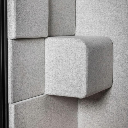 Panneaux acoustiques latéraux avec assise rembourrée dans la cabine Quadra. - Quadra