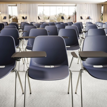 Salle de conférence avec chaise Eggo 220 avec tablette écritoire