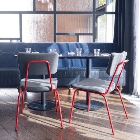 Zone de détente lumineuse meublée avec chaises Epocc assorties à la décoration murale