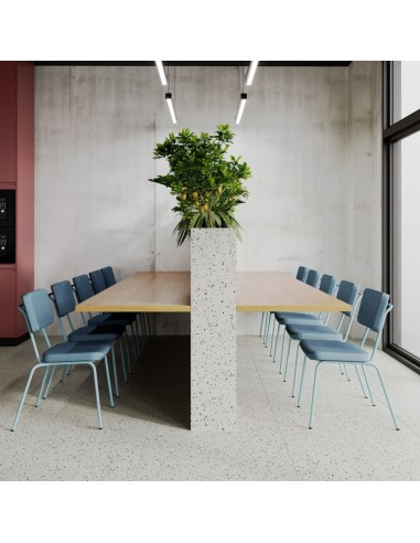 Ambiance chaleureuse avec chaises Epocc autour d’une grande table de formation