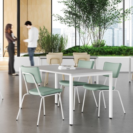 Chaise Eppoc rembourrée bleue et blanche en salle de pause, espace coworking - lumineux et accueillant