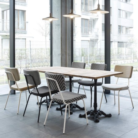 Chaise Epocc EP 215 en tissu gris vue de face sur fond blanc 2