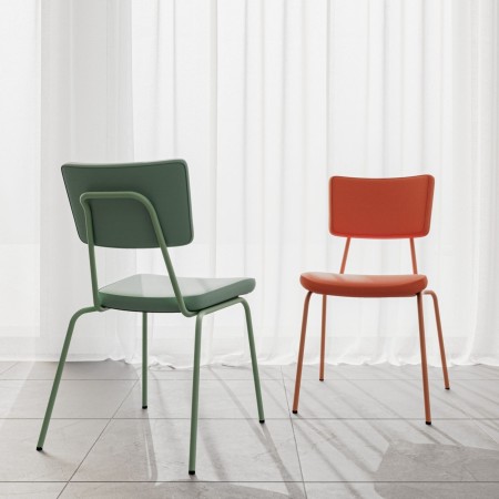 Chaises Epocc rembourrées dans un espace d’accueil professionnel et élégant