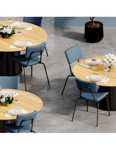 Configuration de salle polyvalente avec chaises Epocc pour un événement professionnel