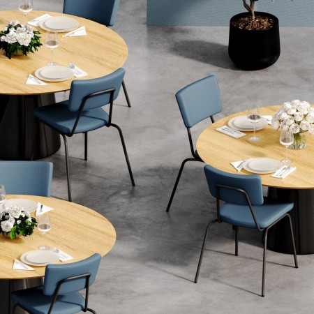 Configuration de salle polyvalente avec chaises Epocc pour un événement professionnel