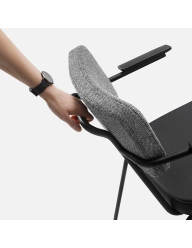 Détail poignée de la chaise Epocc EP 215 empilée avec accoudoirs