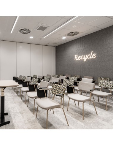 Vue en situation  chaises Epocc EP 220 empilées dans un espace de réunion