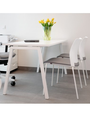 Vue latérale de la chaise Fendo FD 215 avec assise capitonnée