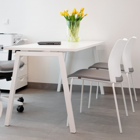 Vue latérale de la chaise Fendo FD 215 avec assise capitonnée