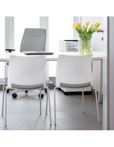 Ambiance coworking avec chaises FD 215 en finition 2M grise