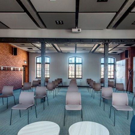 Chaises Fendo FD 215 dans une grande salle de conférence