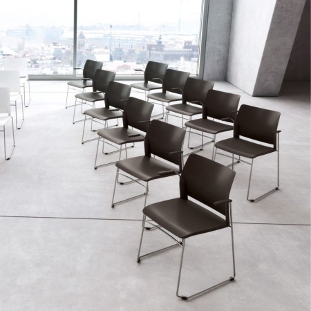 Chaise empilable avec accoudoirs pour salle de réunion moderne Fendo