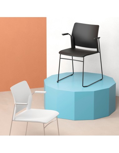 Chaises Fendo pieds en luge et accoudoirs en situation contemporaine - pour réunion et conférences