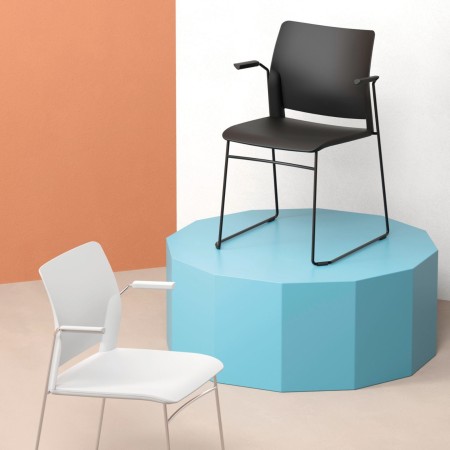 Chaises Fendo pieds en luge et accoudoirs en situation contemporaine - pour réunion et conférences