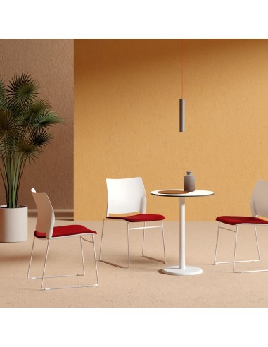 Salle d'accueil avec chaises confortables Fendo - piètement luge et assise rouge