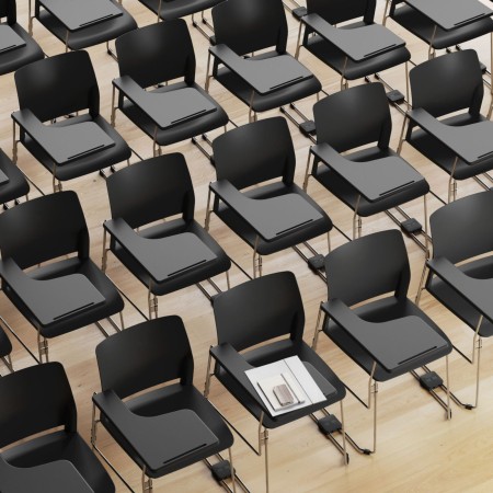 Salle de conférence avec rangées de chaises Fendo avec tablettes écritoires 271