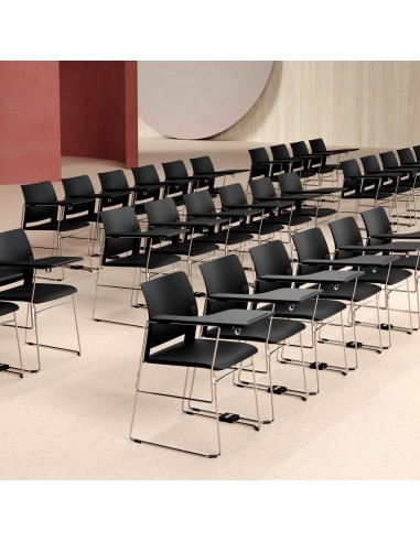 Salle de conférence avec chaises noires Fendo - tablettes écritoires pour prise de notes