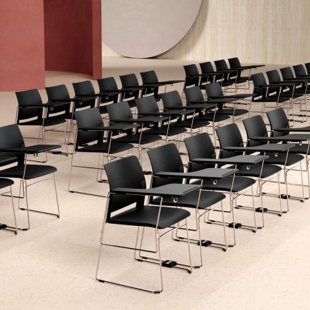 Salle de conférence avec chaises noires Fendo - tablettes écritoires pour prise de notes