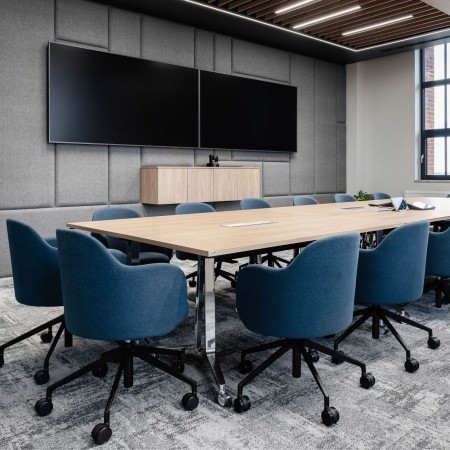 Salle de conférence avec plusieurs chaises bleues Flos - roulettes, confort, réglable
